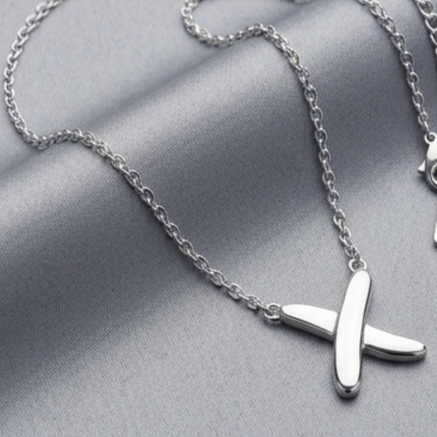 Sterling Silver Kiss Necklace.